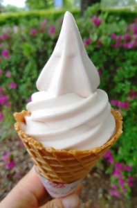 「白沢高原牧場ソフトクリーム」　いちご
